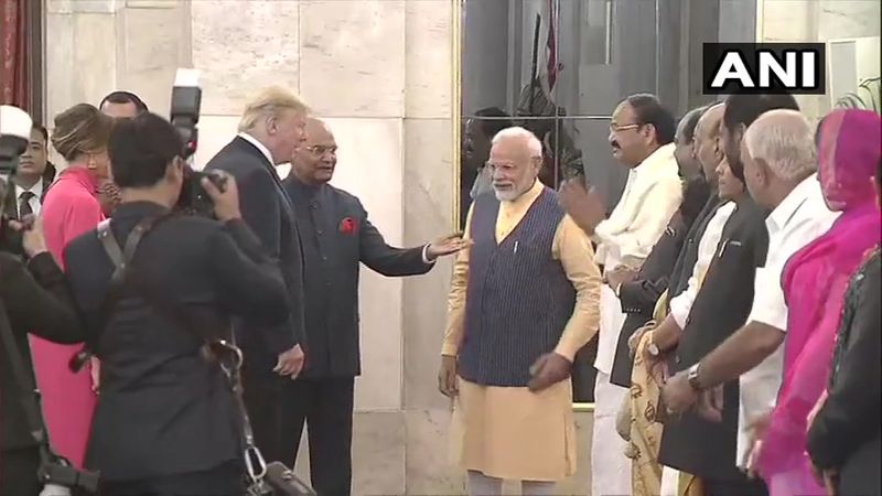रात्रिभोज में शामिल होने से पहले राष्ट्रपति ट्रंप ने सभी अन्य मेहमानों से भेंट की। इस दौरान ट्रंप ने पीएम मोदी से मुलाकात की।