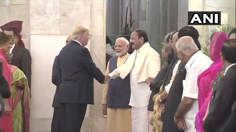 उप राष्ट्रपति एम वैंकया नायडू से परिचय प्राप्त करते हुए अमेरिकी राष्ट्रपति डोनाल्ड ट्रंप और उनकी पत्नी मेलानिया ट्रंप।