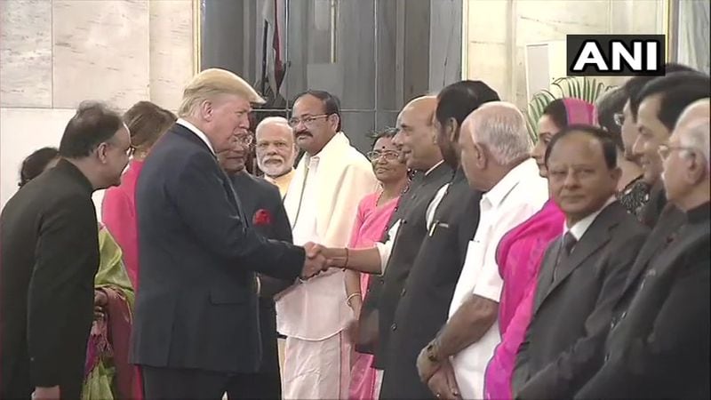 केंद्रीय रक्षा मंत्री राजनाथ सिंह से परिचय प्राप्त करते हुए अमेरिकी राष्ट्रपति डोनाल्ड ट्रंप, राजनाथ सिंह भी राष्ट्रपति कोविंद के न्यौते पर रात्रिभोज में शामिल हुए।