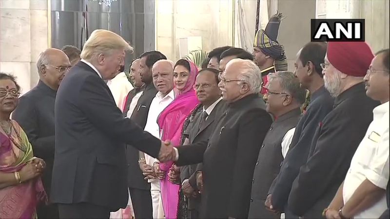 हरियाणा के सीएम मनोहर लाल खट्टर भी राष्ट्रपति भवन में आयोजित रात्रिभोज में शामिल हुए। इस दौरान उन्होंने एक दूसरे से भेंट की।