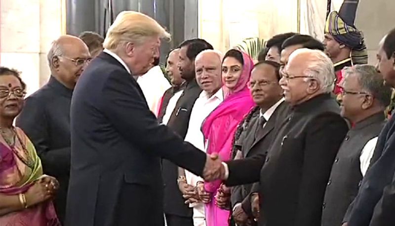 রাষ্ট্রপতি ভবনে মার্কিন প্রেসিডেন্টের সম্মানে দেওয়া নৈশভোজে উপস্থিত ছিলেন কর্ণাটক, তেলেঙ্গানা, অসম, এবং হরিয়ানার মতো বিজেপি শাসিত রাজ্যের মুখ্যমন্ত্রীরাও।