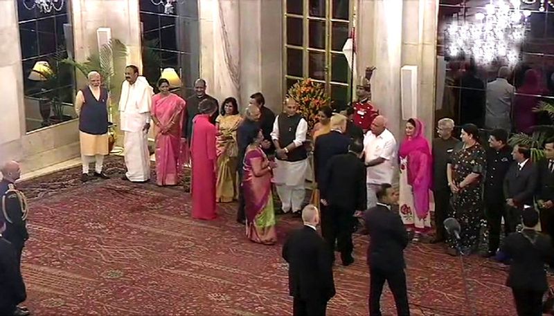 নৈশভোজে নিমন্ত্রিত প্রধানমন্ত্রী নরেন্দ্র মোদী, উপরাষ্ট্রপতি বেঙ্কাইয়া নাইডু, লোকসভার স্পিকার ওমপ্রকাশ বিড়লা, ভারতের প্রধান বিচারপতি এসএ বোবদে, প্রতিরক্ষামন্ত্রী রাজনাথ সিং, অর্থমন্ত্রী নির্মলা সীতারমণ -সহ অন্যান্য কেন্দ্রীয় মন্ত্রীরা।