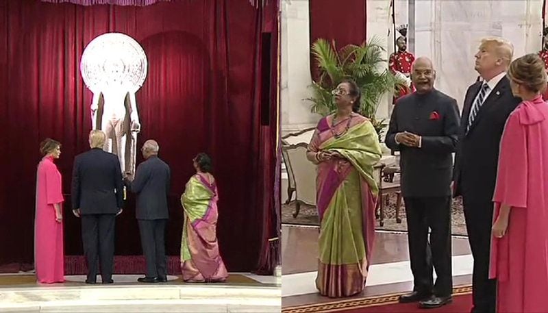 রাষ্ট্রপতি ভবনের বিভিন্ন ভাস্কর্য-শিল্পকলা ঘুরে দেখেন মার্কিন প্রেসিডেন্ট ও তাঁর স্ত্রী। গাইড ছিলেন ভারতের রাষ্ট্রপতি ও তাঁর স্ত্রী।