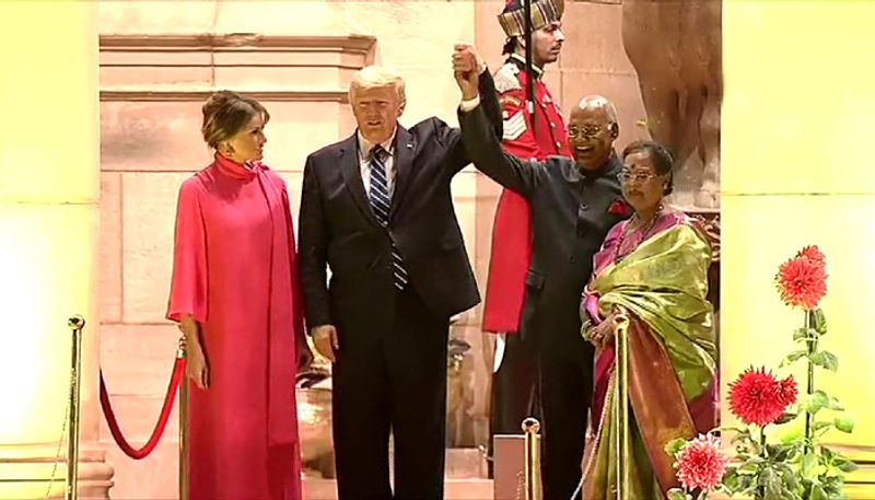 তাঁদের স্বাগত জানান রাষ্ট্রপতি রামনাথ কোভিন্দ ও তাঁর স্ত্রী সবিতা কোভিন্দ।