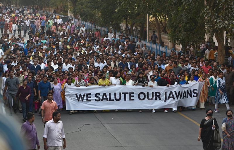 इस हमले ने पूरे देश को झकझोर कर रख दिया था। हर तरफ लोगों की आंखों में आंसू थे। लोग सड़कों पर थे। हर जगह शहीदों को श्रद्धांजलि दी जा रहीं थीं।