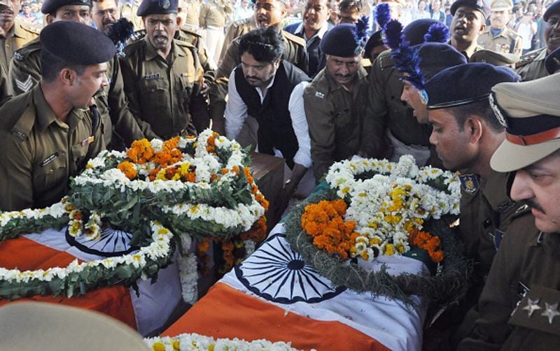 हमला जम्मू-कश्मीर के पुलवामा जिले के अवन्तिपोरा के पास लेथपोरा में हुआ था। इसकी जिम्मेदारी पाकिस्तान के आतंकी संगठन जैश-ए-मोहम्मद ने ली थी।