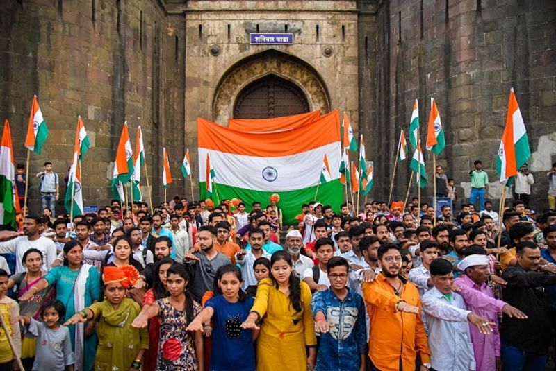 साथ ही पीएम मोदी ने सभी मुख्यमंत्रियों और केंद्रीय मंत्रियों से पुलवामा में शहीद हुए जवानों के अंतिम संस्कार में शामिल होने के लिए कहा था।