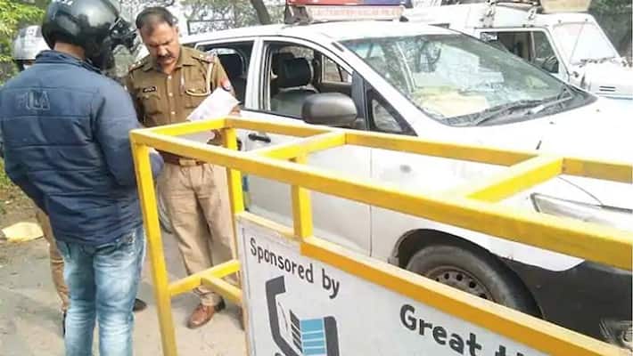 Violence in Delhi; Red review released in Noida, barricading on all vehicles connecting Delhi asa Violence in Delhi; Red review released in Noida, barricading on all vehicles connecting Delhi asa