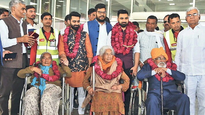 शादी में दो दिन पहुंचे किशनगढ़ एयरपोर्ट पर नड्डा के पिता डॉ. एनएल नड्डा और बुआ गंगा व गोमती, साथ में उनके दोनों बेटे गिरीश और हरीश।