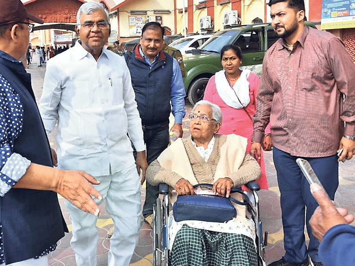 किशनगढ़ एयरपोर्ट पर जेपी नड्डा की सास जयश्री बनर्जी जबलपुर (एमपी) से भाजपा की सांसद रह चुकी हैं।