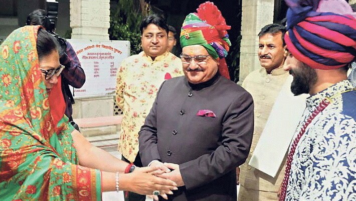 इस शादी समारोह में पहुंचीं पूर्व मुख्यमंत्री वसुंधरा राजे का अभिनंदन करते हुई जेपी नड्डा।