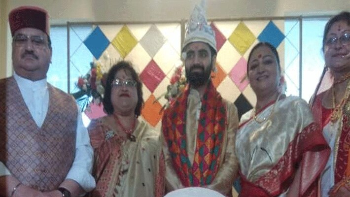 शादी की एक रस्म के दौरान अपनी मां डॉ. मल्लिका नड्डा और बुआ गंगा के साथ गिरीश।