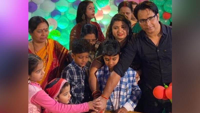 सीमा सिंह इन दिनों भले ही भोजपुरी से दूर हैं, लेकिन वो 500 से ज्यादा फिल्मों में काम कर चुकी हैं। उन्हें अधिकतर फिल्मों में आइटम सॉन्ग करते हुए ही देखा गया है।