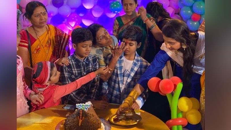 बर्थडे केक काटने की तैयारी करता सीमा सिंह का देवर।