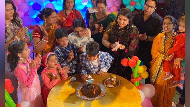 केक काटते हुए अर्नव।