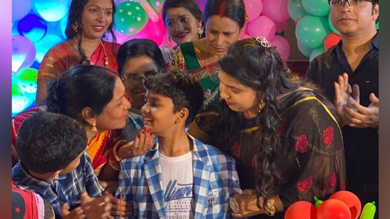 बेटे पर मां ने भी लुटाया प्यार।