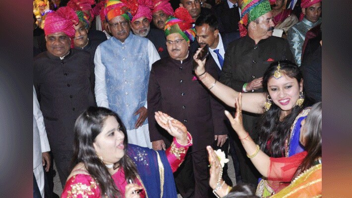 पुष्कर में दो दिन तक हल्दी समेत शादी की रस्में और परंपराएं निभाई गई। जेपी नड्डा और उनकी पत्नी मल्लिका नड्डा के अलावा देशभर से आए परिवारिक मित्रों ने हिमाचली रीति-रिवाज के तहत गिरीश की सेहराबंदी की। ननिहाल वालों ने पूरी रस्में निभाईं।