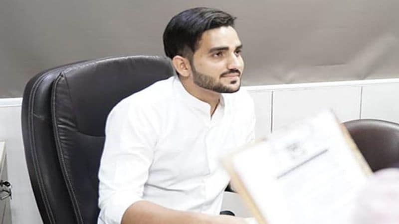 रवि की शुरुआती पढ़ाई अपने गांव के सरकारी स्कूल से पूरी हुई। उनके पिता का सपना जरूर था कि बेटे को बड़ा अफसर बनाना है लेकिन खेती किसानी में इतनी कमाई नहीं हो पाती थी कि उन्हें किसी अच्छे स्कूल में पढ़ाया लिखाया जा सके। इसलिए उनकी शुरुआती पढ़ाई वहीं से पूरी हुई।