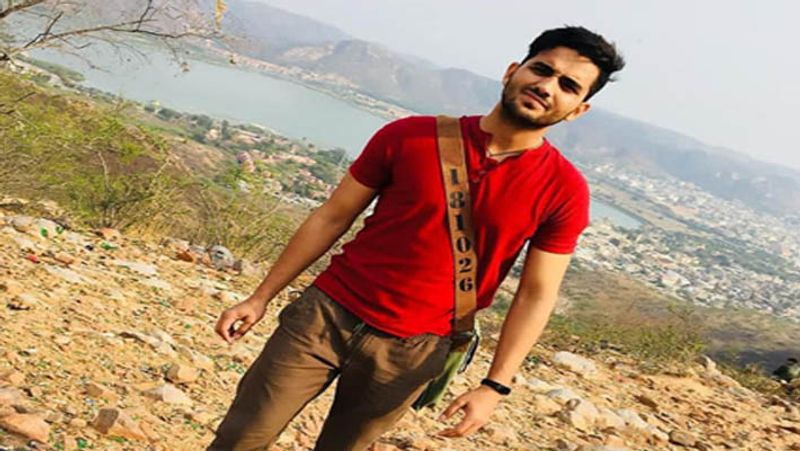 लेकिन उन्होंने बेटे को तैयारी के लिए दिल्ली भेजने का निर्णय ले लिया। रवि ने दो साल तक दिल्ली में रहकर सिविल सर्विस की तैयारी की। रवि को हिंदी मीडियम से पढ़ाई के कारण कुछ तैयारी में समस्याएं जरूर आईं। लेकिन इसके बावजूद भी उन्होंने हिम्मत नहीं हारी।