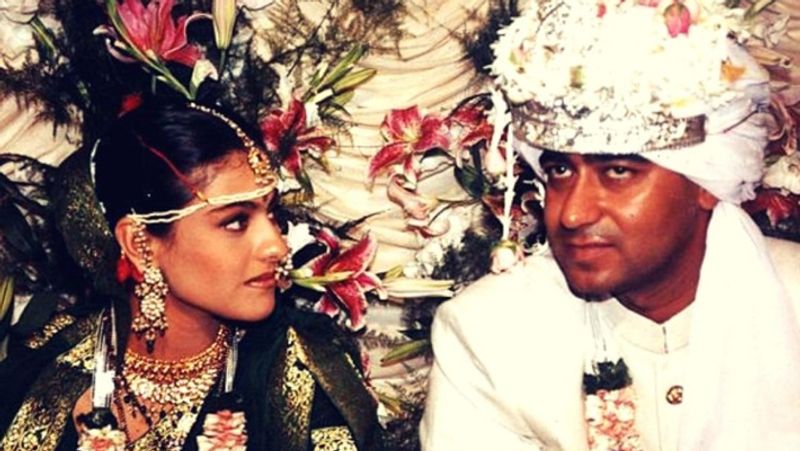 समय के साथ अजय और काजोल का प्यार परवान चढ़ता गया और आखिरकार 1999 में दोनों ने शादी कर ली। शादी देवगन हाउस में परंपरागत महाराष्ट्रियन स्टाइल में हुई थी। पिछले 21 सालों से जोड़ी रिलेशनशिप में हैं। दोनों बेटी न्यासा और बेटे युग के पैरेंट्स हैं।