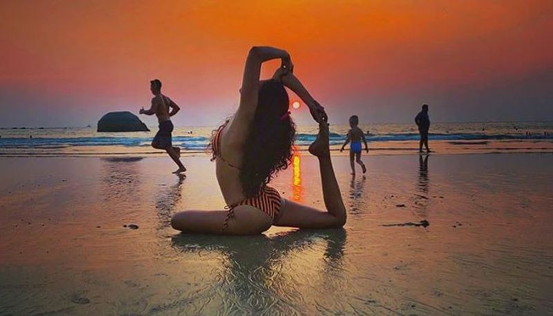 যোগাসন নিয়ে বেশ কিছুদিন ধরেই সোশ্যাল মিডিয়ার আলোচনার কেন্দ্রে উঠে এসেছে তার নাম।