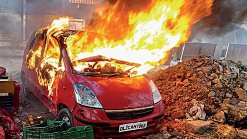 फायर सर्विस सूत्रों के अनुसार, रात में दिल्ली सर्विस के पास 350 से ज्यादा कॉल आईं। इसमें लगभग 30 से 35 कॉल ऐसी थी, जो आगजनी की घटना से संबंधित थीं। ।