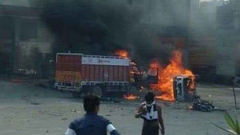 भाजपा समर्थकों के सड़क पर उतरने के बाद मौजपुर चौराहे पर ट्रैफिक दोनों तरफ से बंद हो गया है। समर्थन में लोग सड़कों पर बैठ गए हैं। इसी दौरान सीएए का विरोध करने वाले और समर्थन करने वाले दो गुटों में पत्थरबाजी हुई। यहीं से विवाद की शुरुआत हुई।