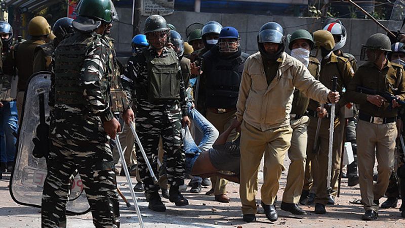 सेना ने इलाकों को कवर कर हिंसक तत्वों पर कार्यवाई की। कई उपद्रवियों को पुलिस ने कैद किया।