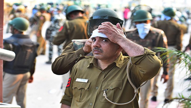 हिंसा में एक पुलिसकर्मी की मौत हो गई। साथ ही कई को चोटें आईं।