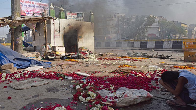 हिंसा के दौरान अपने हाथों से सिर ढंककर बचाव करता दिखा बच्चा।