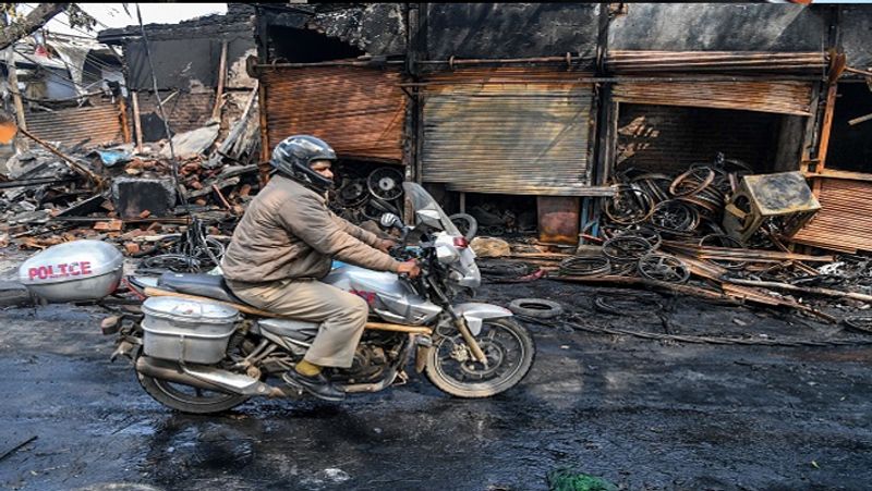 सड़कों पर सिर्फ जली गाड़ियां और सन्नाटा ही देखने को मिल रहा है।