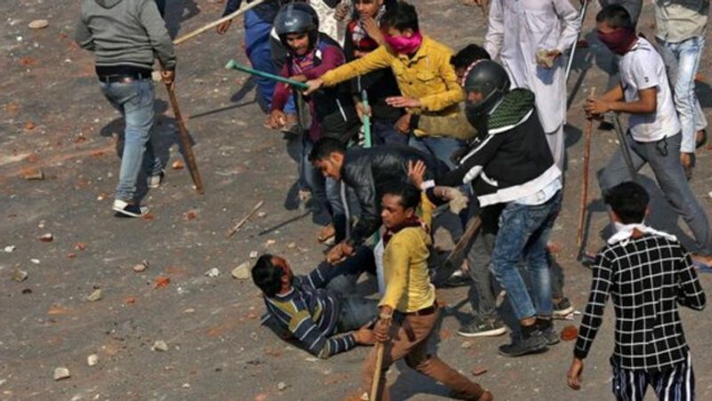 जमीयत प्रमुख अरशद मदनी ने कहा कि नागरिकता कानून के खिलाफ शांतिपूर्ण तरीके से चल रहे आंदोलन को खत्म करने के लिए जिस तरह से दिल्ली को दंगे कि आग में झोका गया वो बौट ही दुखद है।