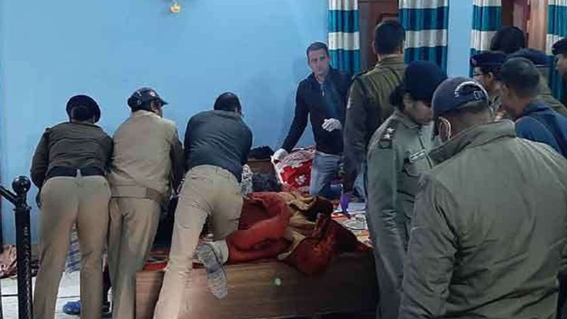 जय के पिता सुभाष शर्मा ट्रांसपोर्ट कमिश्नर की पोस्ट से रिटायर्ड हुए थे। उनका 2002 में निधन हो गया था। उनकी चार बेटियां हैं। वहीं जय इकलौता लड़का था।