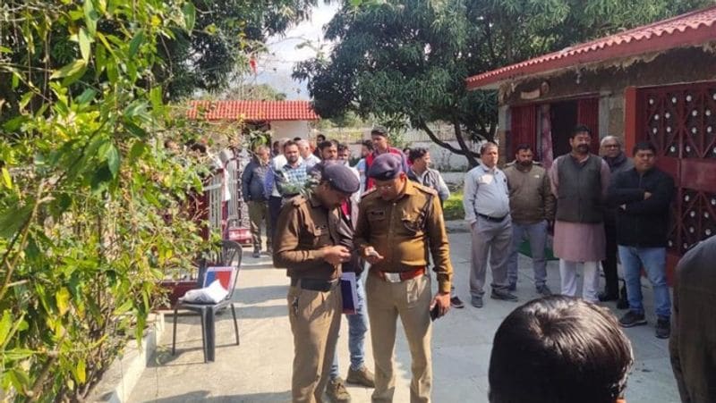 हाईडोज नशे के चलते जय की मानसिक स्थिति पागलों-सी हो गई थी। एक बार भगवान शिव का सीरियल देखकर वो तांडव करने लगा था। वो खुद को शिव मानने लगा था। नशामुक्ति केंद्र ने उसे एक दवा के रियेक्शन के बाद निकाल दिया था।