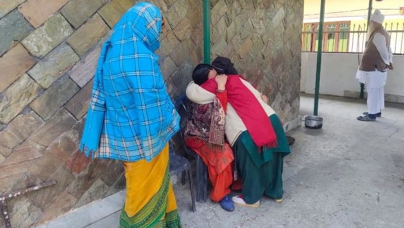 सुशीला देवी रिटायर्ड टीचर थीं। पिछले 4 महीने से उनकी पेंशन में दिक्कत आ रही थी। इसी काम के सिलसिले में मंगलवार सुबह जय उन्हें लेकर चंडीगढ़ जाने वाला था। यह घर सुनसान इलाके में है। यहां गुलदार जानवरों का आतंक है। इसी डर से जय ने रिवाल्वर का लाइसेंस लिया था।
