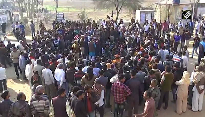 दिल्ली हिंसा की वजह से सीबीएसई ने राष्ट्रीय राजधानी क्षेत्र में उत्तर पूर्वी दिल्ली में कल यानी गुरुवार को होने वाली 12वीं कक्षा की अंग्रेजी की परीक्षा को ताल दिया है।
