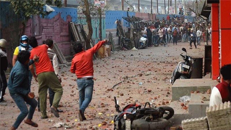 कपिल मिश्रा मुख्यमंत्री अरविंद केजरीवाल को लपेटते हुए एक और ट्वीट किया है जिसमें दिल्ली में हुई हिंसा और आईबी अफसर की मौत के लिए उन्होंने आप के निगम पार्षद को जिम्मेदार ठहराया है।