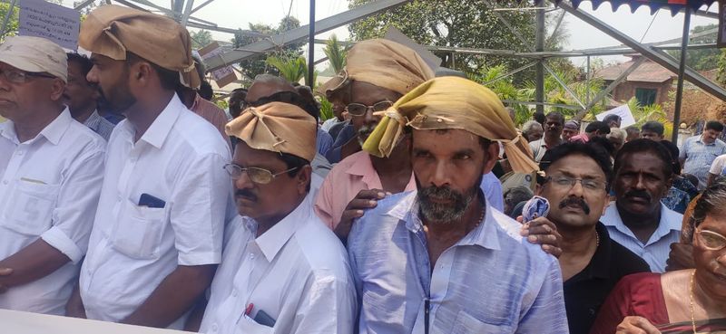 നിലവില് കിലോയ്ക്ക് 20 രൂപ മാത്രം വിപണി വിലയുള്ള ഏത്തവാഴക്കുലകളുമായാണ് കര്ഷകര് മാര്ച്ചിനെത്തിയത്.