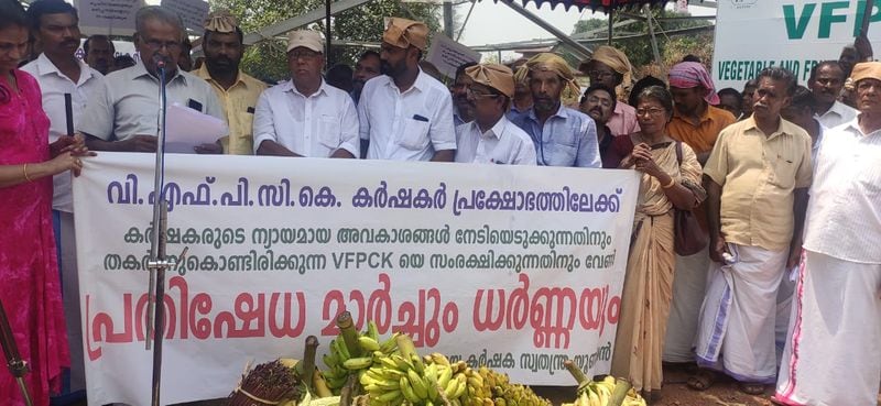 കാര്ഷിക ഉത്പന്നങ്ങളുടെ വിലയിടിവിവ് പരിഹാരം കാണുക, വിള ഇന്ഷൂര് ചെയ്ത കര്ഷകര്ക്ക് നഷ്ടപരിഹാരം ലഭ്യമാക്കുക, തുടങ്ങി 13 ആവശ്യങ്ങളുന്നയിച്ചാണ് കര്ഷകര് മാര്ച്ച് നടത്തിയത്.