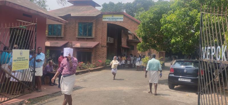 കേരളത്തിലെ കര്ഷകര് ജൈവ രീതിയില് കൃഷി ചെയ്യുന്ന ഉത്പന്നങ്ങള് വാങ്ങാതെ തമിഴ്നാട്ടില് നിന്നും ഇറക്കുമതി ചെയ്ത് നാടന് ഇനങ്ങള് എന്ന രീതിയില് വിഎഫ്പിസികെ വില്ക്കുന്നതായും കര്ഷകര് ആരോപിച്ചു.