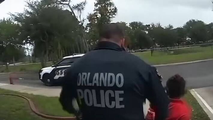 6 years old girl arrested by us police kicking, punching staff 6 years old girl arrested by us police kicking, punching staff