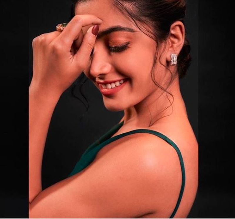 actress rashmika mandhana stunning hot pose photo gallery