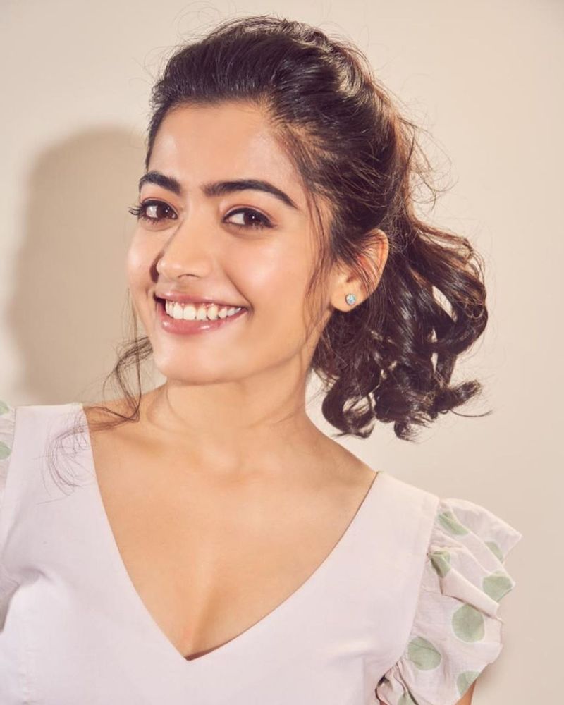 actress rashmika mandhana stunning hot pose photo gallery