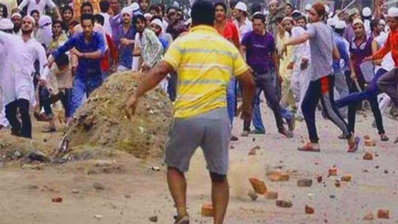 अलीगढ़ दंगाः 5 अप्रैल 2006 को हिन्दुओं के पवित्र पर्व रामनवमी के अवसर पर हिंदू और मुसलमानों के बीच बहुत हिंसक दंगा हुआ, जिसमें 6-7 लोगों की मौत हो गई। यहां अकसर इस तरह की घटनाएं होती रहती हैं। (फाइल फोटो)