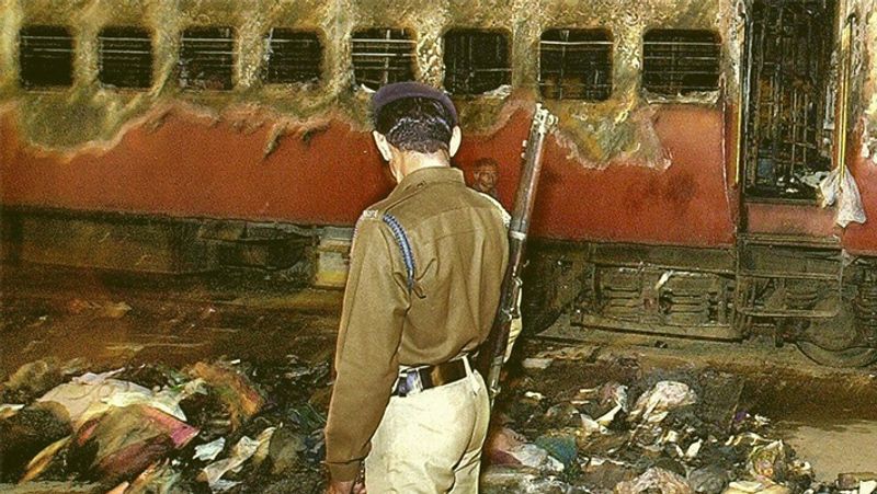 गुजरात दंगाः देश के सबसे भयंकर दंगों में शामिल गुजरात दंगा 2002 में हुआ था। जब कारसेवक अयोध्या से गुजरात साबरमती एक्सप्रेस ट्रेन से लौट रहे थे। इसी बीच कुछ असामाजिक तत्वों ने इस ट्रेन की कई बोगियों को गोधरा में आग के हवाले कर दिया था। इस घटना में 59 कारसेवकों की मौत हो गई। बाद में प्रतिकार के रूप में यह घटना एक बड़े दंगे के रूप में तब्दिल हो गयी, जिसमें करीब 2000 लोगों की जानें गईं और लाखों लोगों को बेघर होना पड़ा। (फाइल फोटो)