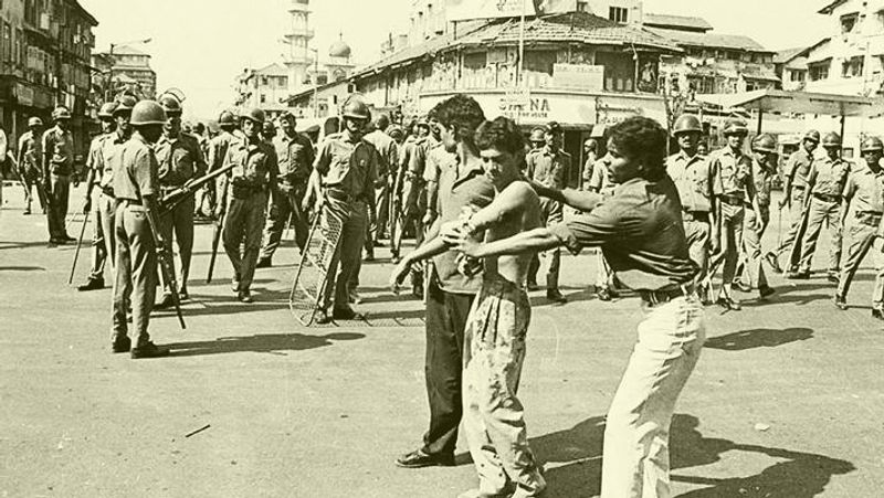 मुंबई दंगाः इस दंगे की मुख्य वजह बाबरी मस्जिद का विध्वंस था। दिसंबर 1992 में शुरू हुआ दंगा जनवरी 1993 तक चला। इसमें लगभग सैकड़ों लोगों की मौत हुई थी। इस दंगे ने हर आदमी की रूह कंपा दी थी। (फाइल फोटो)