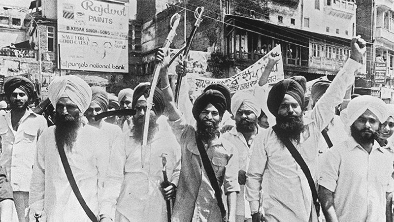 सिख-विरोधी दंगाः 31 अक्टूबर, 1984 को इंदिरा गांधी की मौत पर इस दंगे की शुरुआत हुई थी। इंदिरा गांधी के सिख अंगरक्षकों ने ही उनकी हत्या कर दी। जिसके बाद अगले ही दिन इस दंगे की शुरुआत हुई जो कई दिनों तक चली। इसमें 800 से ज़्यादा सिखों को मौत के घाट उतार दिया गया था। (फाइल फोटो)