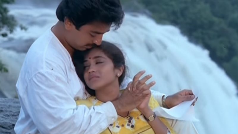 रेखा ने 16 साल की उम्र में इस फिल्म की शूटिंग की थी। अब उनका कहना है कि जो होना था वो हो गया। वो अब पीछे पलटकर इन चीजों को फिर से नहीं देखना चाहती हैं।