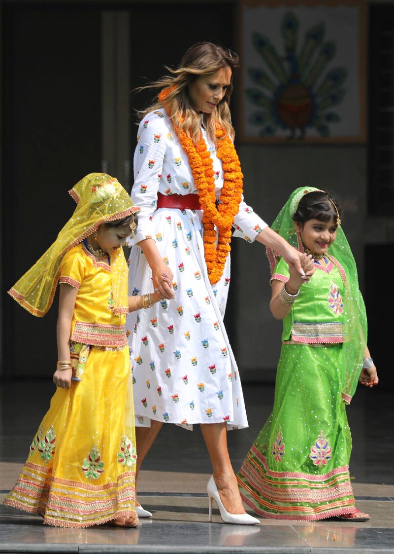 फिर मेलानिया दोनों बच्चियों का हाथ थामे उन्हें स्टेज से नीचे ले जाती दिखीं।