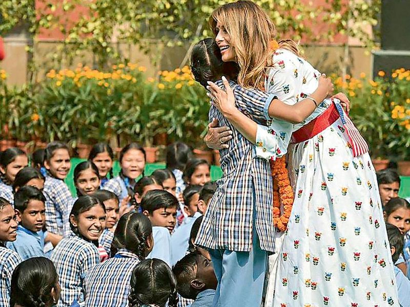 एक स्कूल के बच्चे को गले लगाती मेलानिया।